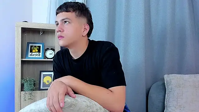 Snapshot of dennis_hills chatting on March 30, 12:28 pm dennis hills online show from March 30, 12:28 pm