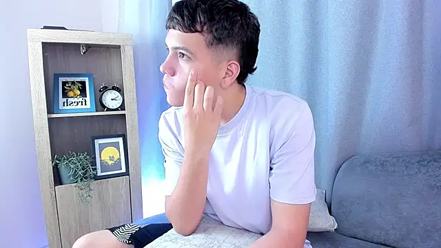 Snapshot of dennis_hills chatting on April 4, 12:13 pm dennis hills online show from April 4, 12:13 pm