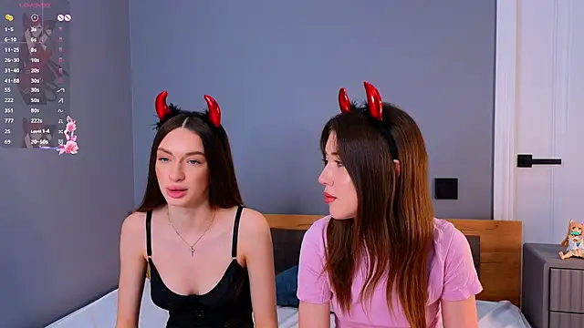 Snapshot of aliceescotte chatting on April 2, 3:42 pm aliceescotte online show from April 2, 3:42 pm