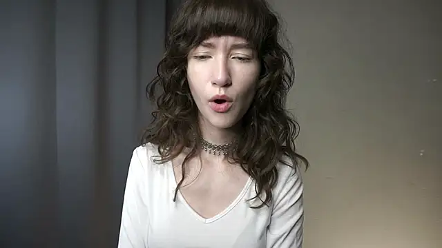 Snapshot of DellaLeck chatting on April 3, 7:23 pm DellaLeck online show from April 3, 7:23 pm