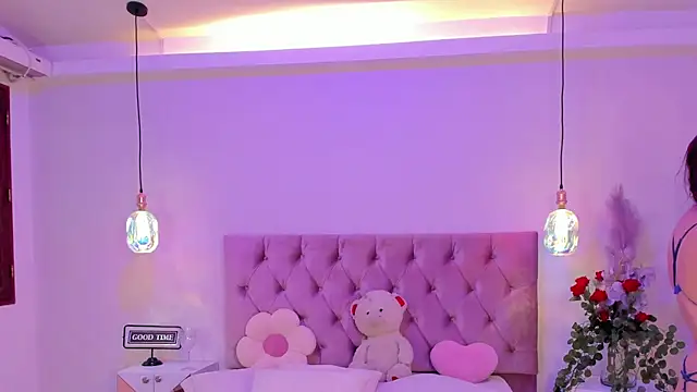 Snapshot of SofiaBloomm chatting on May 12, 7:55 pm SofiaBloomm online show from May 12, 7:55 pm