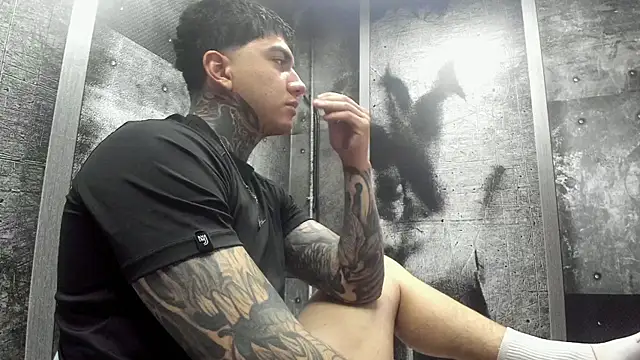Snapshot of Gury_tattoo chatting on June 26, 10:03 pm Gury tattoo online show from June 26, 10:03 pm