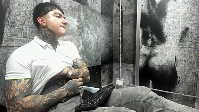 Snapshot of Gury_tattoo chatting on July 1, 8:08 pm Gury tattoo online show from July 1, 8:08 pm