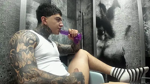 Snapshot of Gury_tattoo chatting on July 2, 9:10 pm Gury tattoo online show from July 2, 9:10 pm