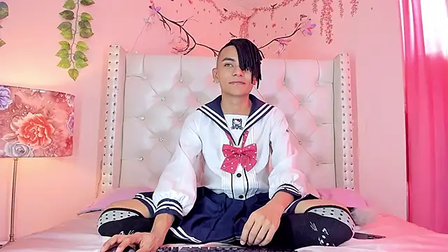Snapshot of romeo_laurient chatting on April 6, 8:21 pm romeo laurient online show from April 6, 8:21 pm