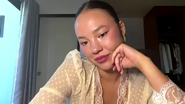 Snapshot of kamila_18_french chatting on March 29, 5:18 am kamila 18 french online show from March 29, 5:18 am