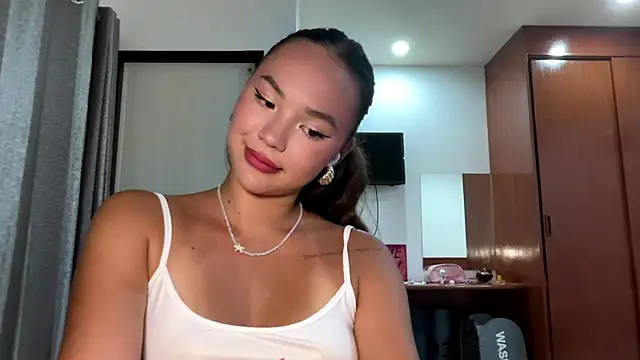 Snapshot of kamila_18_french chatting on April 2, 2:15 pm kamila 18 french online show from April 2, 2:15 pm