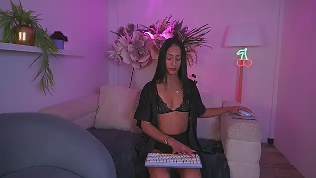 Snapshot of Mia_patrick1 chatting on March 28, 11:21 am Mia patrick1 online show from March 28, 11:21 am