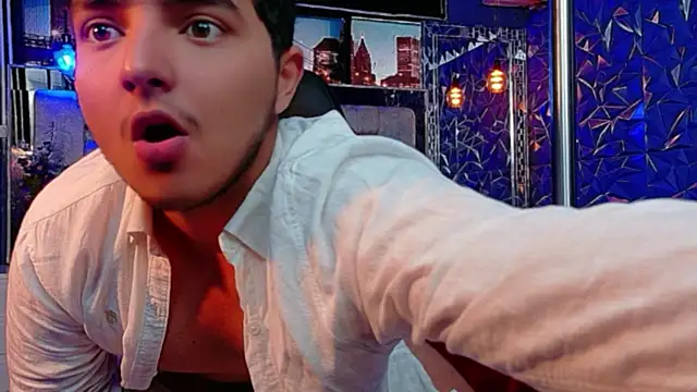 Snapshot of Oliver_Jamees chatting on March 29, 12:38 pm Oliver Jamees online show from March 29, 12:38 pm