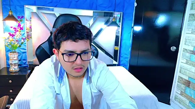 Snapshot of Oliver_Jamees chatting on April 1, 11:55 am Oliver Jamees online show from April 1, 11:55 am