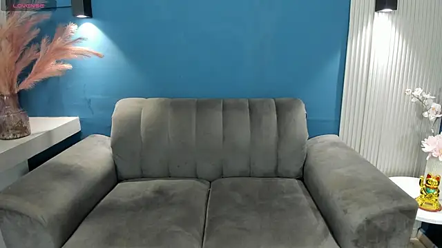 violetandrade online show from April 18, 7:12 am