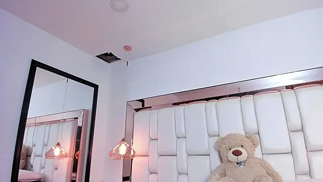 VaneAguirre online show from April 2, 12:25 pm