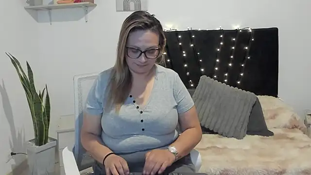 Snapshot of Just_evangeline chatting on April 1, 2:36 pm Just evangeline online show from April 1, 2:36 pm