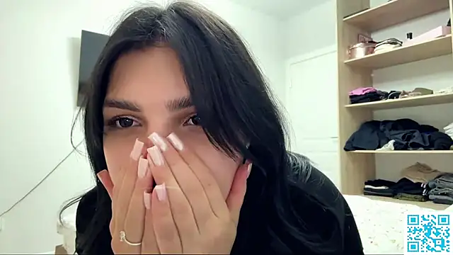 Snapshot of GlitchSiren chatting on April 1, 7:11 pm GlitchSiren online show from April 1, 7:11 pm