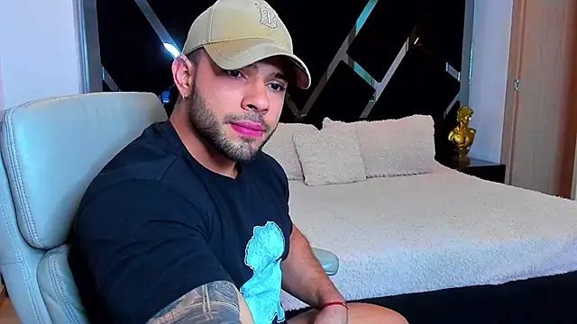 Snapshot of Raytorres chatting on April 3, 8:18 pm Raytorres online show from April 3, 8:18 pm