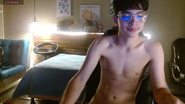 Snapshot of SantiTwinkyy chatting on April 4, 12:24 pm SantiTwinkyy online show from April 4, 12:24 pm