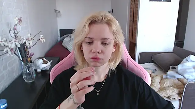 TenderChloe online show from March 31, 9:53 am