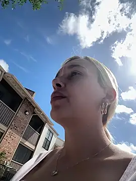 kimberlyReyes  online show from April 3, 3:10 pm