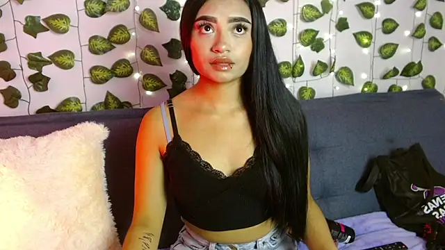 Snapshot of angie_boo1 chatting on March 25, 12:05 am angie boo1 online show from March 25, 12:05 am