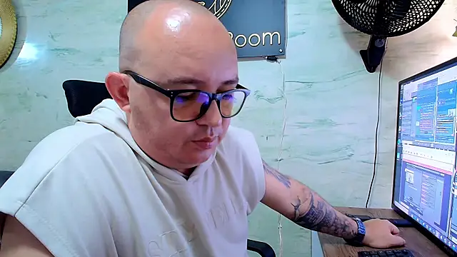 maximo daddy online show from May 10, 1:49 pm