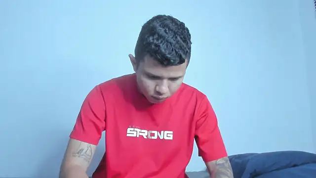 Snapshot of LatinsGuys2026 chatting on April 2, 11:52 am LatinsGuys2026 online show from April 2, 11:52 am