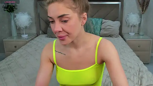 Snapshot of OliviaXStar chatting on April 5, 1:14 am OliviaXStar online show from April 5, 1:14 am