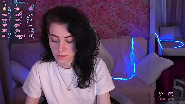 Snapshot of CurleyBlueEyes chatting on April 1, 1:01 pm CurleyBlueEyes online show from April 1, 1:01 pm