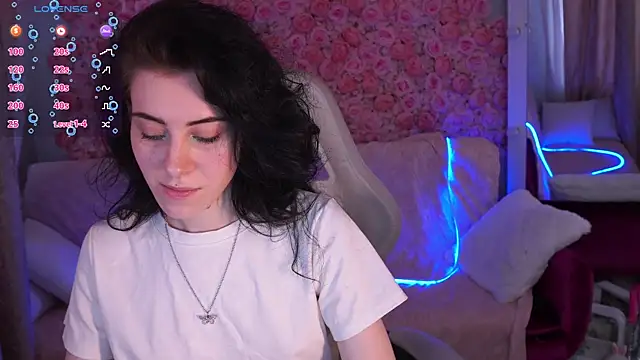 Snapshot of CurleyBlueEyes chatting on April 1, 1:41 pm CurleyBlueEyes online show from April 1, 1:41 pm