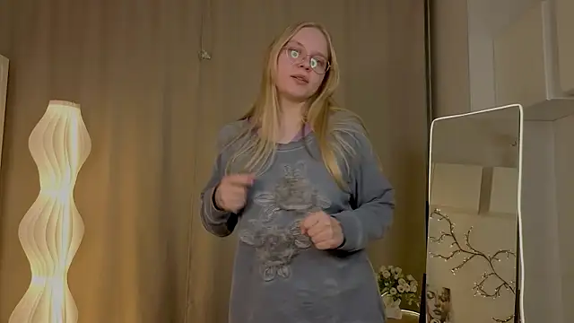 Snapshot of AlicaCohill chatting on April 2, 7:11 pm AlicaCohill online show from April 2, 7:11 pm