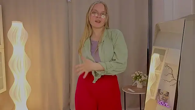 Snapshot of AlicaCohill chatting on April 3, 7:12 pm AlicaCohill online show from April 3, 7:12 pm