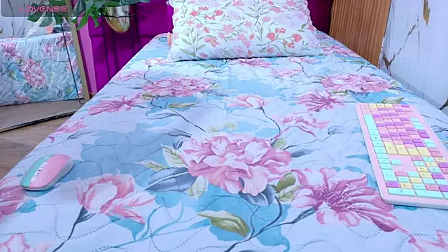 Snapshot of skinnyindiansluttt chatting on March 31, 12:05 pm skinnyindiansluttt online show from March 31, 12:05 pm