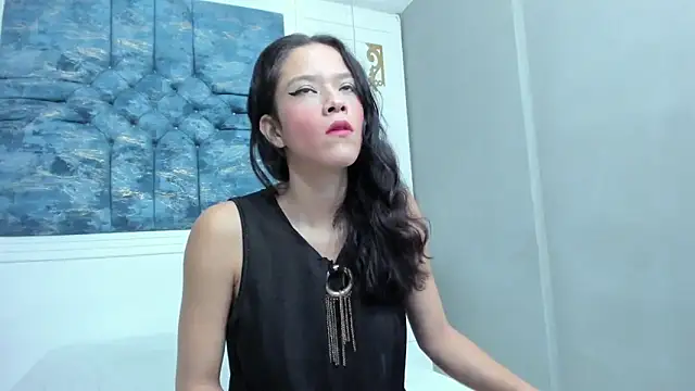 LunaWarner18 online show from March 31, 1:00 pm