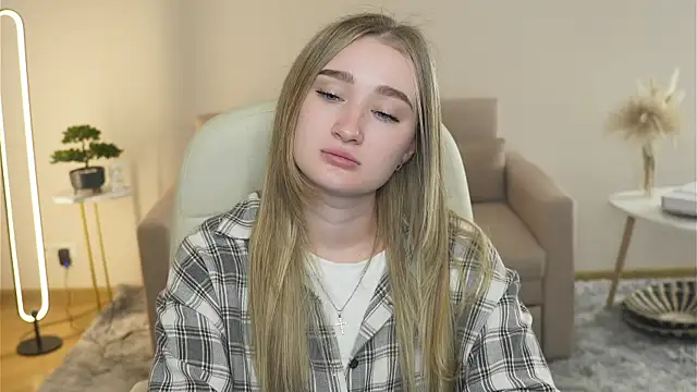 VioletteClaire online show from March 29, 9:31 am