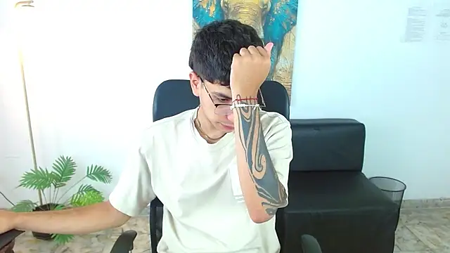 Snapshot of maax_18 chatting on March 28, 1:33 pm maax 18 online show from March 28, 1:33 pm