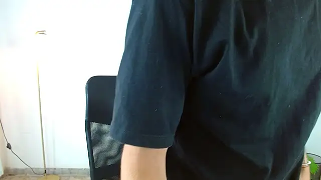 Snapshot of maax_18 chatting on March 30, 1:34 pm maax 18 online show from March 30, 1:34 pm