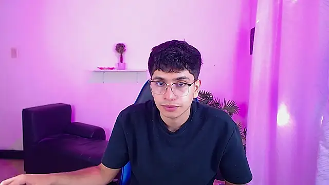 Snapshot of maax_18 chatting on April 6, 1:34 pm maax 18 online show from April 6, 1:34 pm