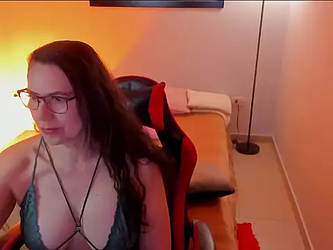 Snapshot of jazmin_steele chatting on April 1, 1:23 pm jazmin steele online show from April 1, 1:23 pm