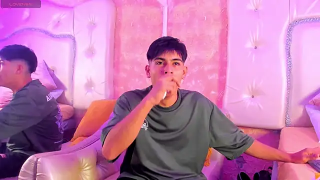 Snapshot of TylerCruz__ chatting on March 30, 1:56 pm TylerCruz online show from March 30, 1:56 pm