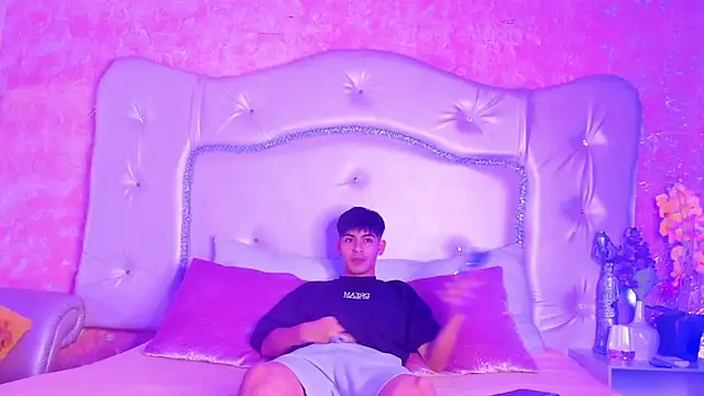 Snapshot of TylerCruz__ chatting on March 31, 1:22 pm TylerCruz online show from March 31, 1:22 pm