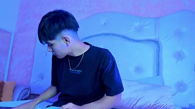 Snapshot of TylerCruz__ chatting on April 1, 2:25 pm TylerCruz online show from April 1, 2:25 pm