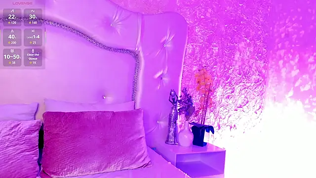 Snapshot of TylerCruz__ chatting on April 5, 5:26 am TylerCruz online show from April 5, 5:26 am