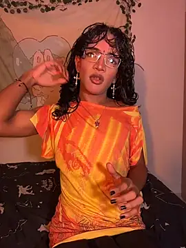 Snapshot of LunuxSiren chatting on April 4, 1:26 am LunuxSiren online show from April 4, 1:26 am