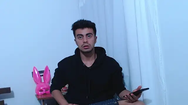 Snapshot of santiago_luxx chatting on March 24, 12:04 am santiago luxx online show from March 24, 12:04 am