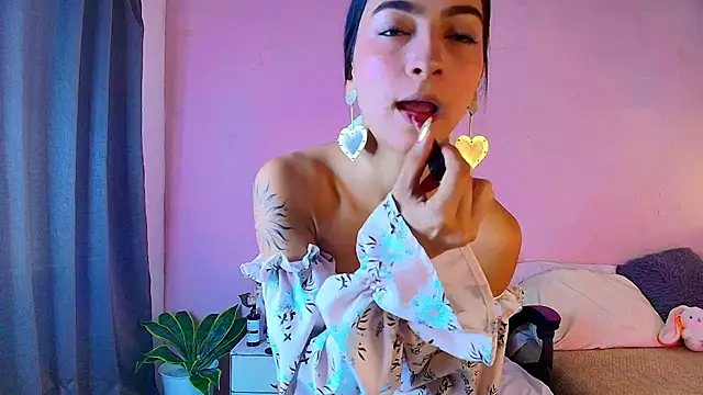 Daphne Rosse online show from May 14, 12:34 pm
