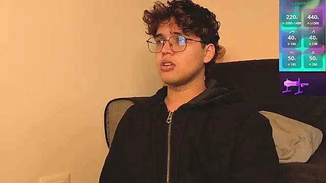 Snapshot of hornsgoat_ chatting on April 3, 2:37 pm hornsgoat online show from April 3, 2:37 pm