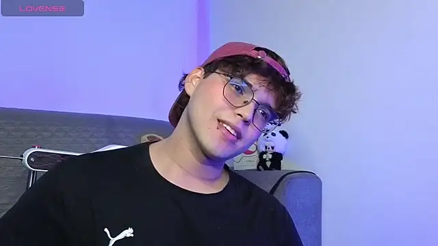 Snapshot of hornsgoat_ chatting on April 5, 8:06 pm hornsgoat online show from April 5, 8:06 pm