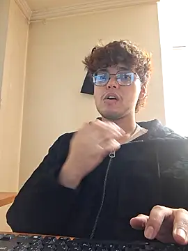 Snapshot of hornsgoat_ chatting on April 13, 2:33 pm hornsgoat online show from April 13, 2:33 pm