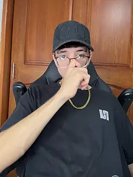 ArthurDaviess online show from April 2, 8:45 am