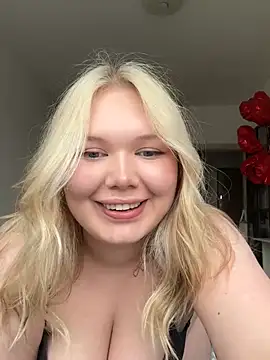 cutiejuliee online show from May 15, 2:46 pm