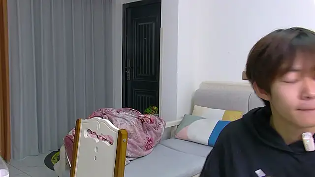 Snapshot of buding-001 chatting on March 25, 10:10 am buding-001 online show from March 25, 10:10 am